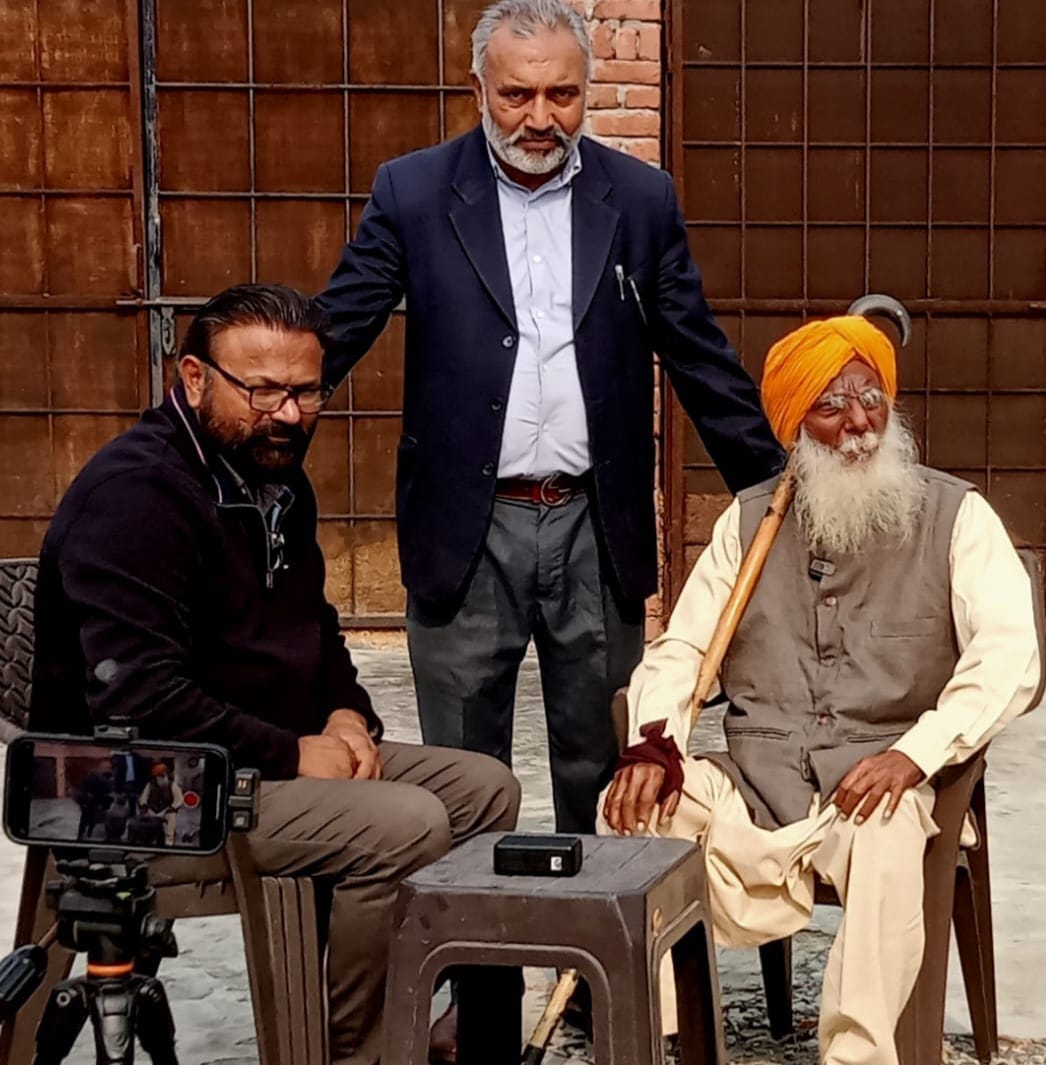 ਉੱਘੇ ਪੰਜਾਬੀ ਕਹਾਣੀਕਾਰ ਸਾਂਵਲ ਧਾਮੀ ਨੇ ਪਾਕਿਸਤਾਨ 'ਚ 35 ਸਾਲ ਕੈਦ ਰਹੇ ਕਸ਼ਮੀਰ ਸਿੰਘ ਨੰਗਲ ਖਿਲਾੜੀਆਂ ਨਾਲ ਮੁਲਾਕਾਤ